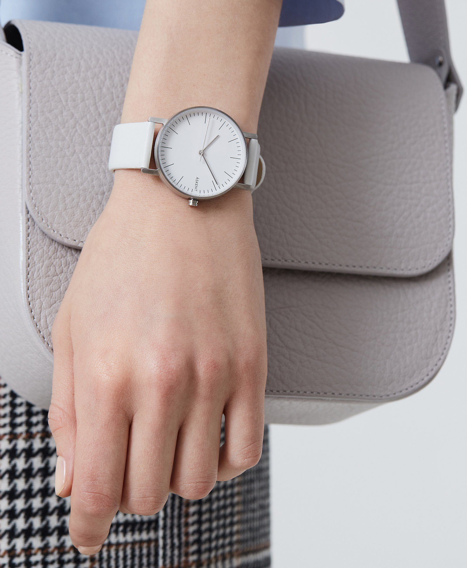 Grey watch. Часы с ремешком. Часы женские серые. Часы с серым ремешком женские. Мужские часы с серым ремешком.