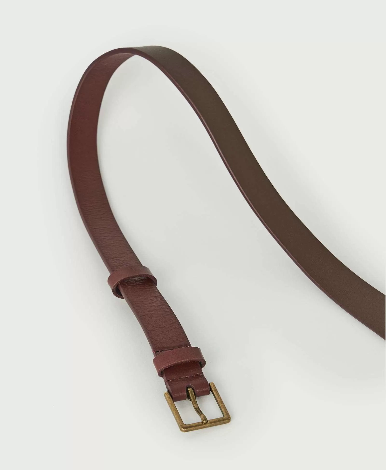 Ремень из фактурной кожи с золотой пряжкой. Вид 1