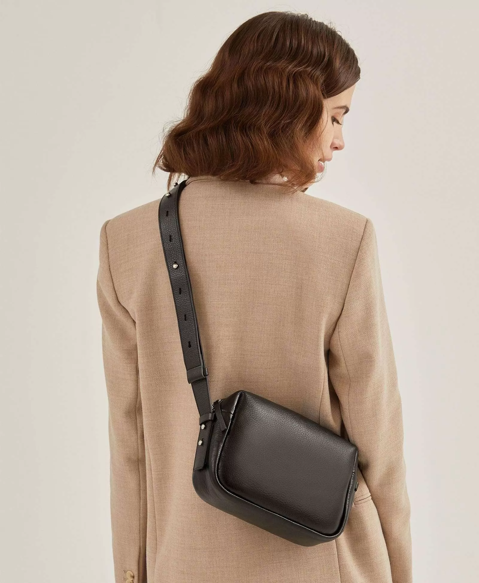 СУМКА-БОУЛЕР ИЗ ЗЕРНИСТОЙ КОЖИ. Вид 1