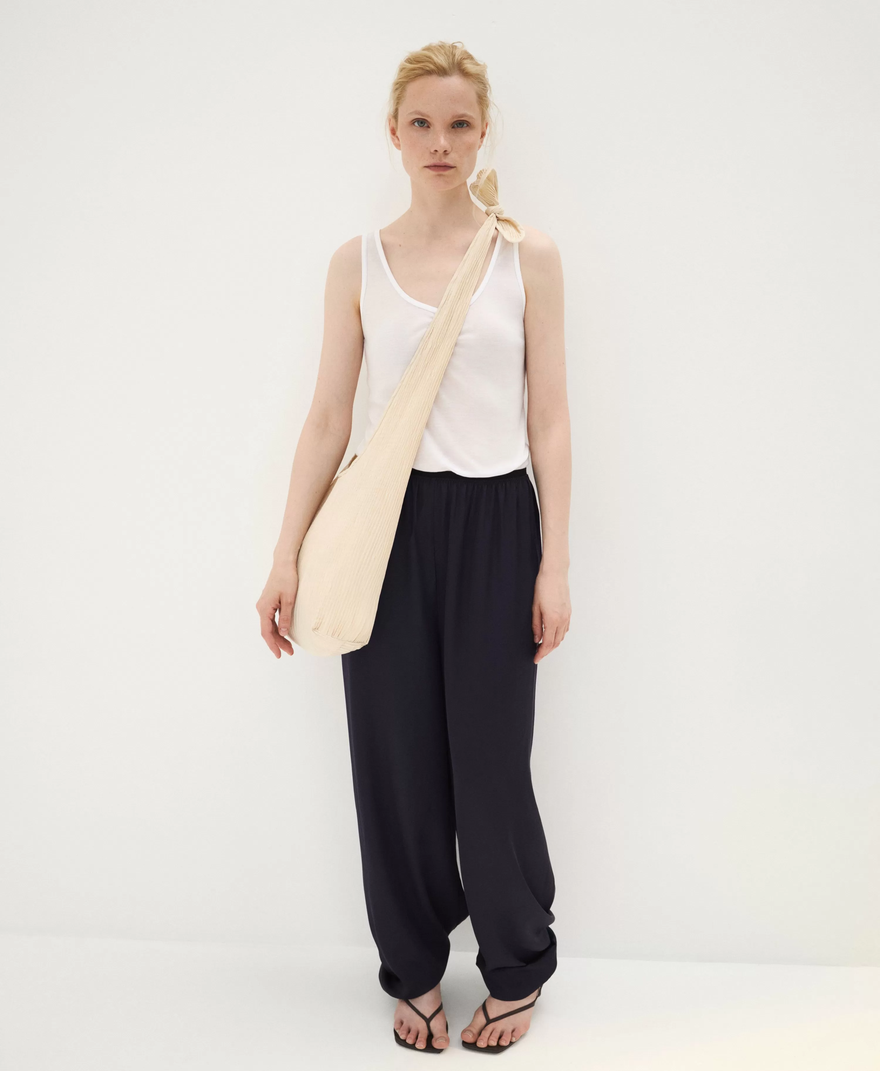 СУМКА ХОБО ИЗ ГОФРИРОВАННОГО ТЕКСТИЛЯ. Вид 1