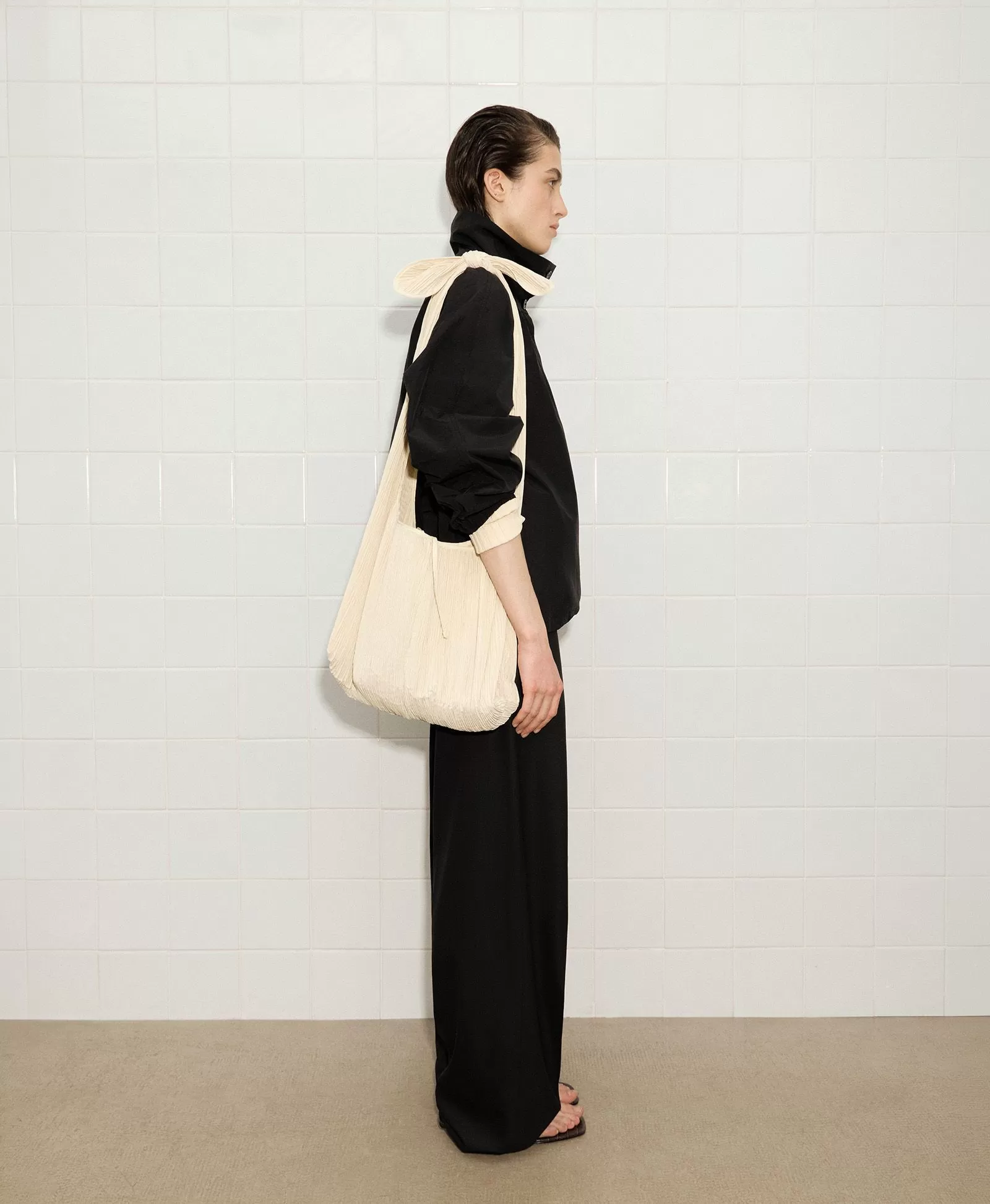 СУМКА ХОБО ИЗ ГОФРИРОВАННОГО ТЕКСТИЛЯ. Вид 1