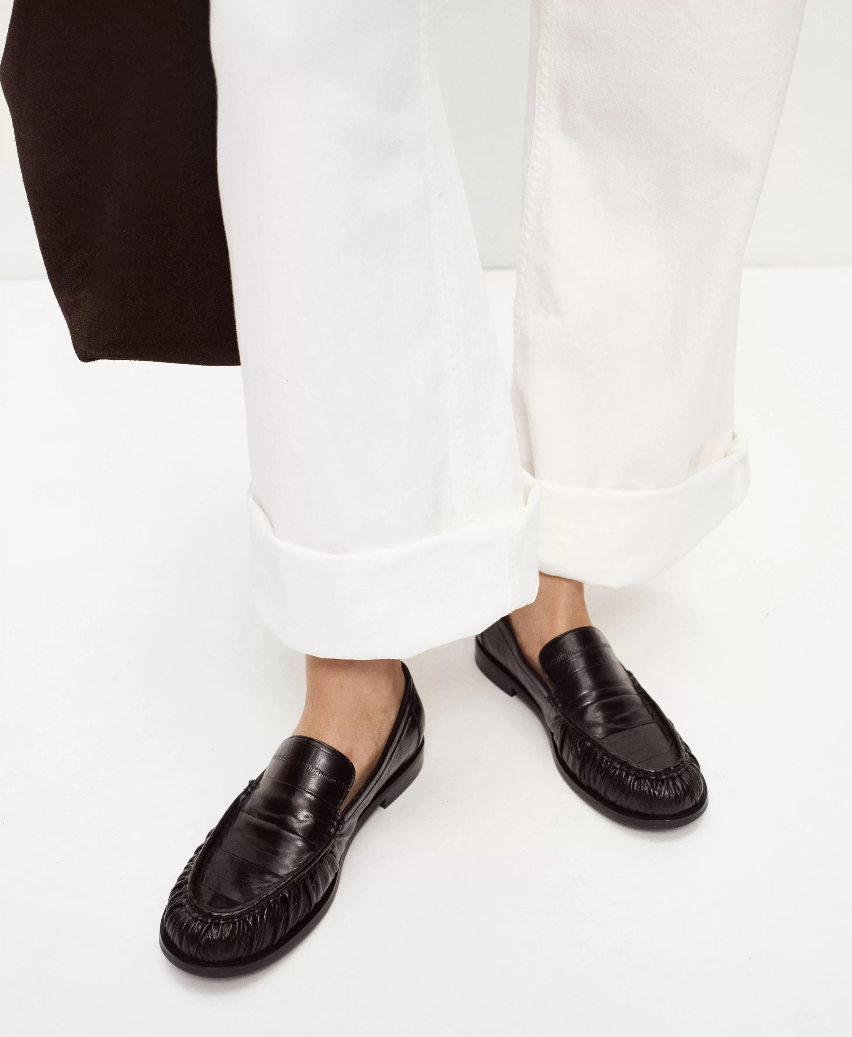 Лоферы из кожи с фактурой . Вид 1