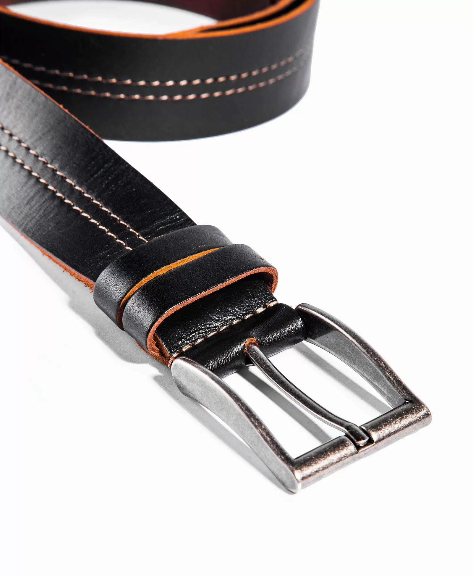 Ремень с металлической пряжкой. Вид 1