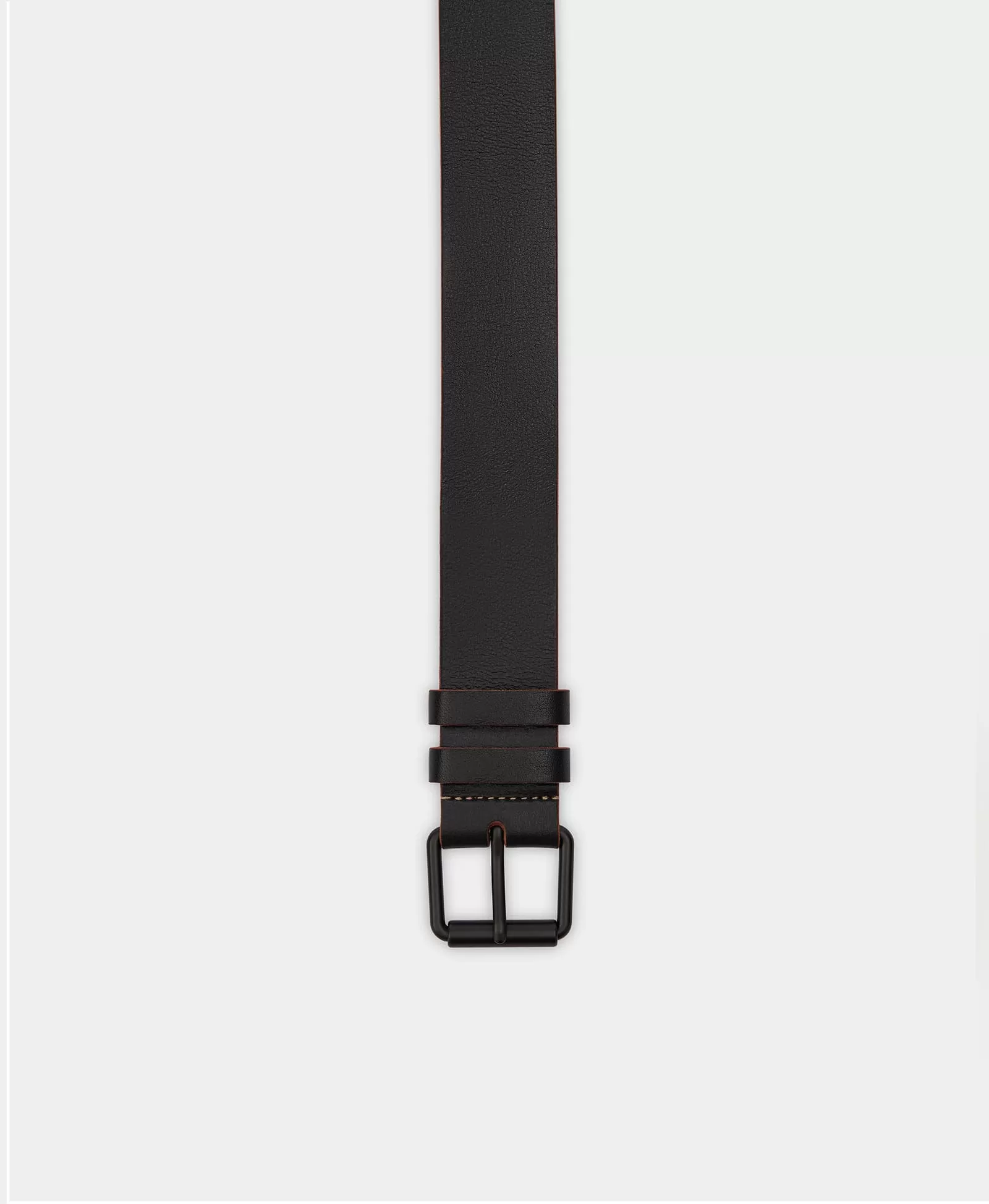 Ремень с черной пряжкой. Вид 1