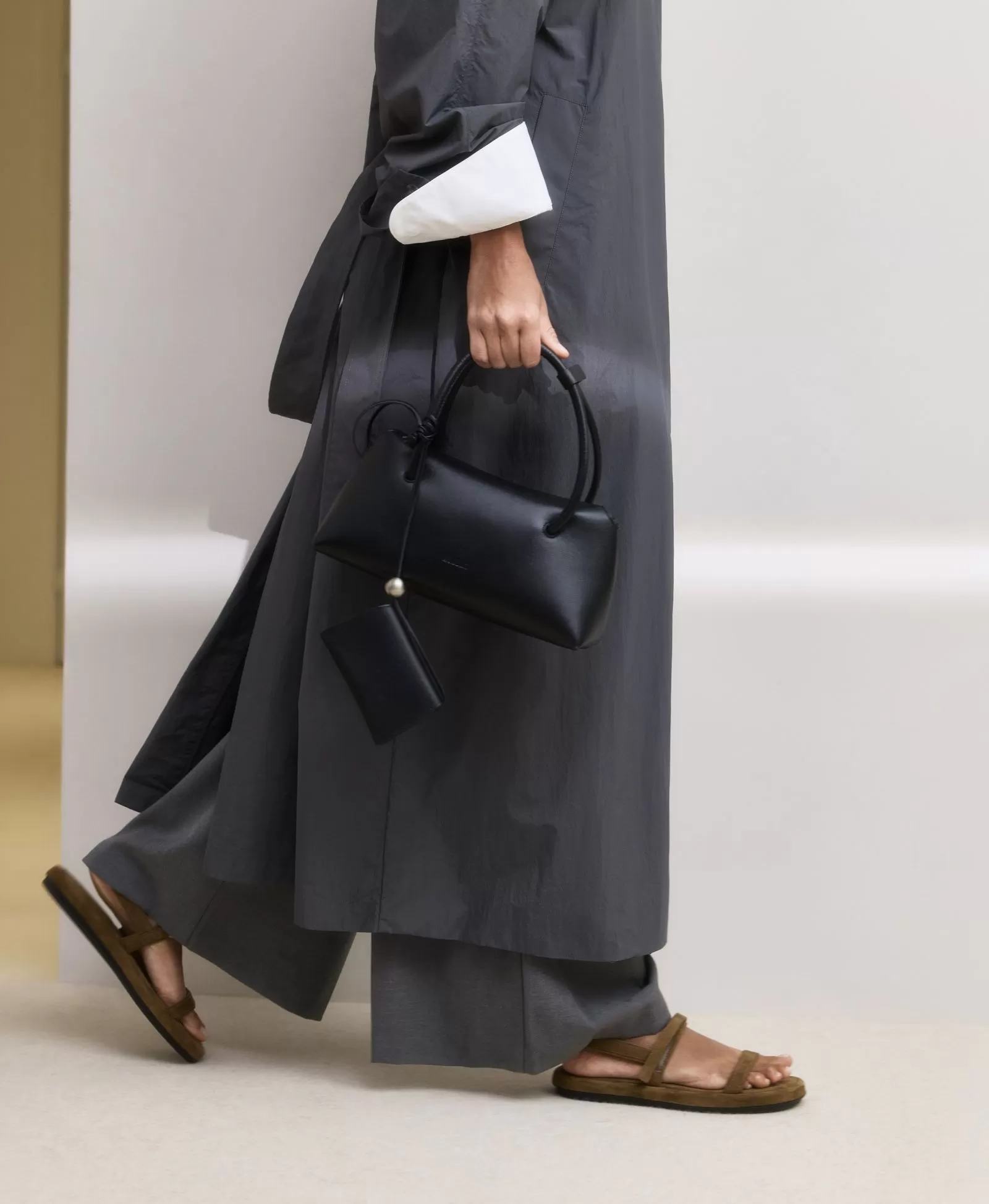 Сандалии на широких ремнях. Вид 1