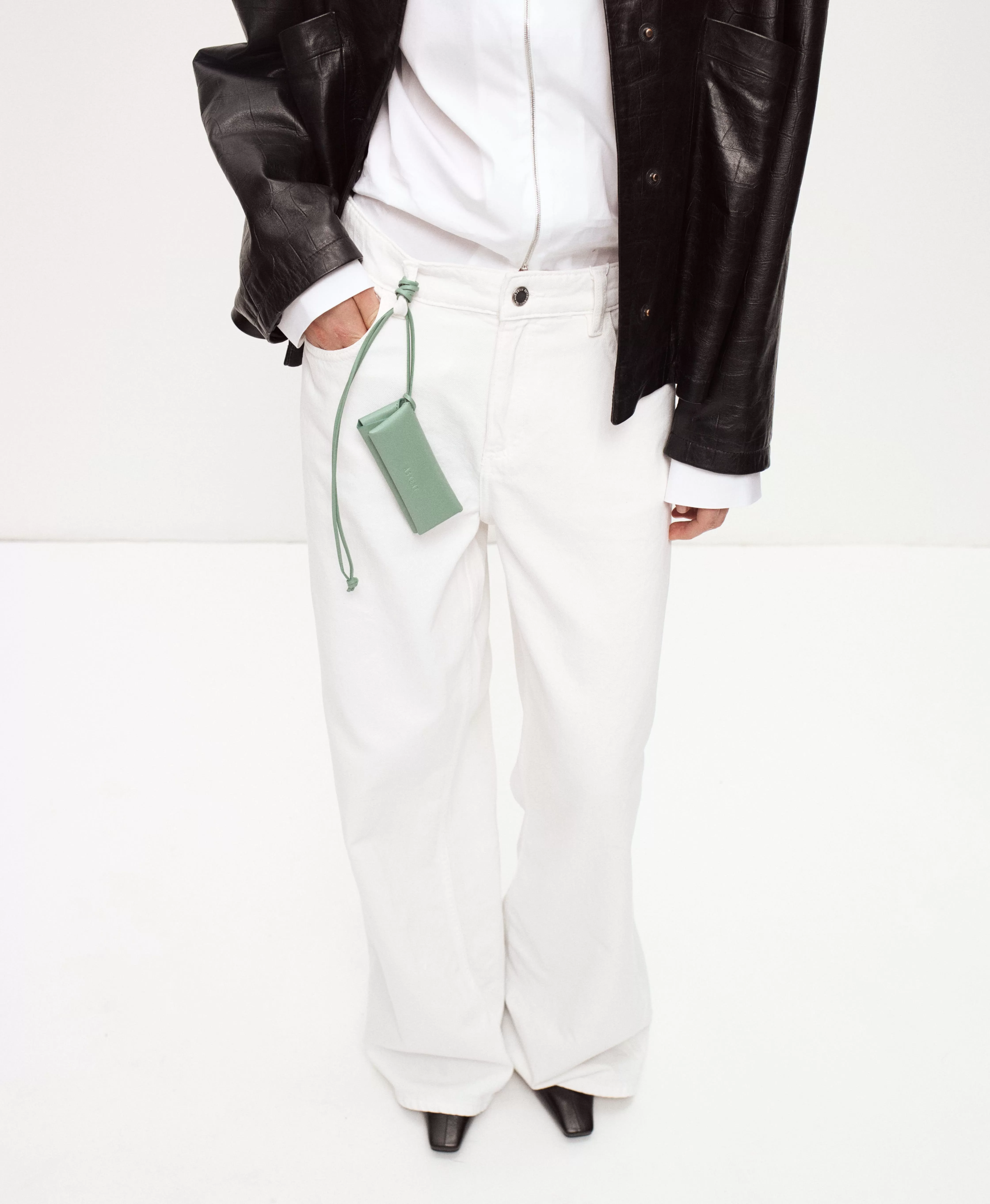 Кейс на длинном шнуре. Вид 1