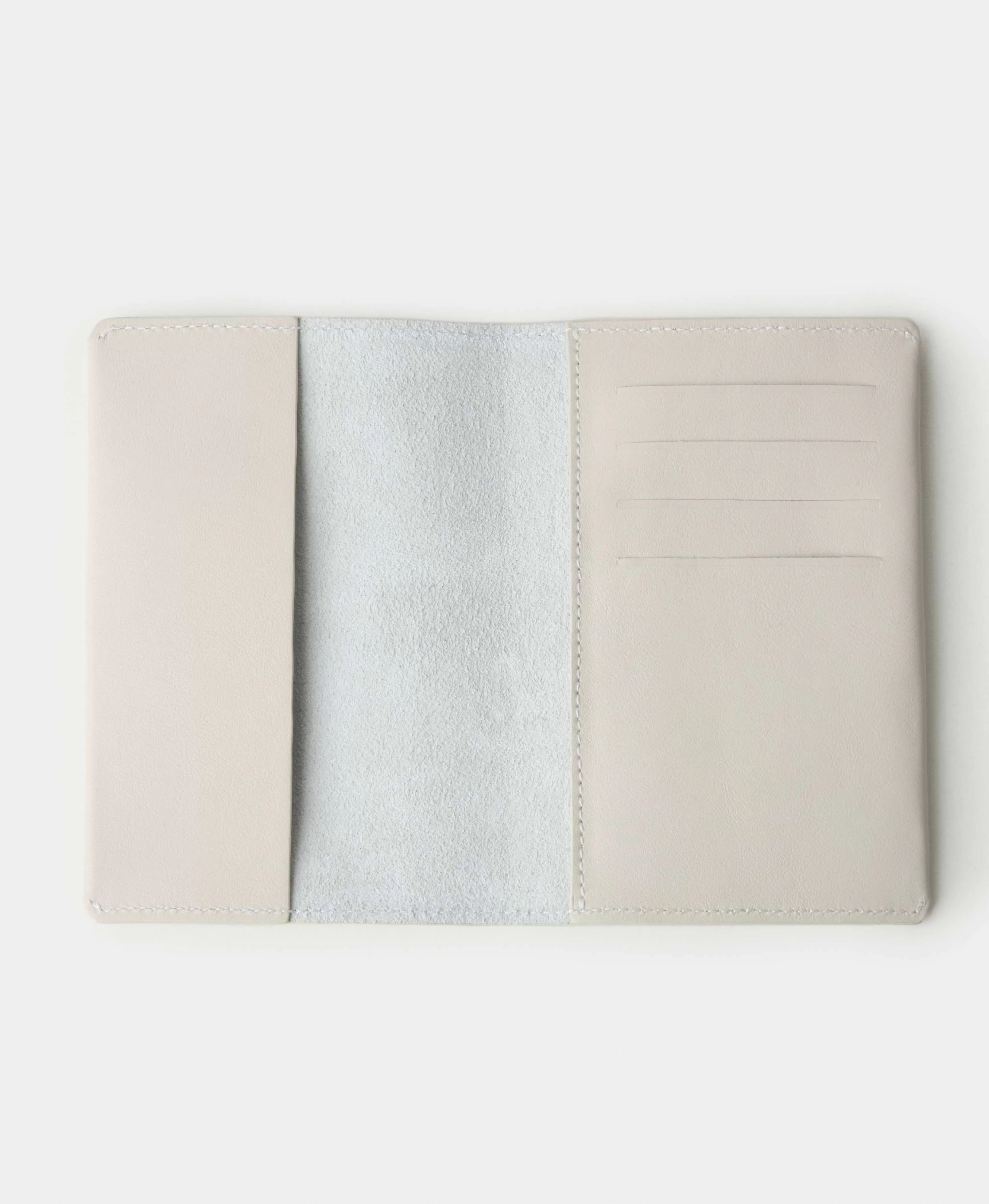 ОБЛОЖКА ДЛЯ ПАСПОРТА С ОТДЕЛЕНИЯМИ ДЛЯ КАРТ. Вид 1