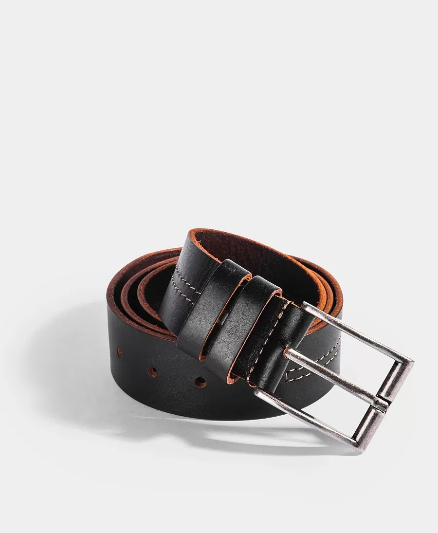 Ремень с металлической пряжкой. Вид 1