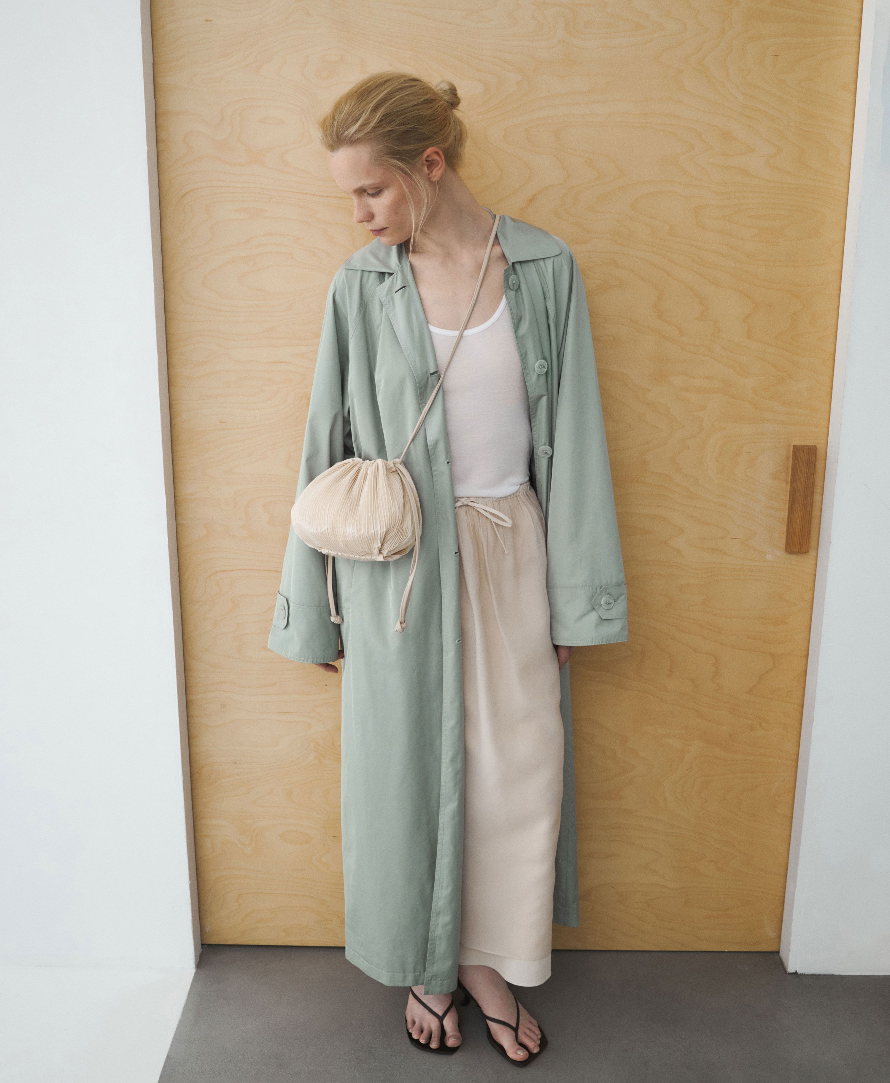 СУМКА КИСЕТ ИЗ ГОФРИРОВАННОГО ТЕКСТИЛЯ. Цвет: beige. Вид 2
