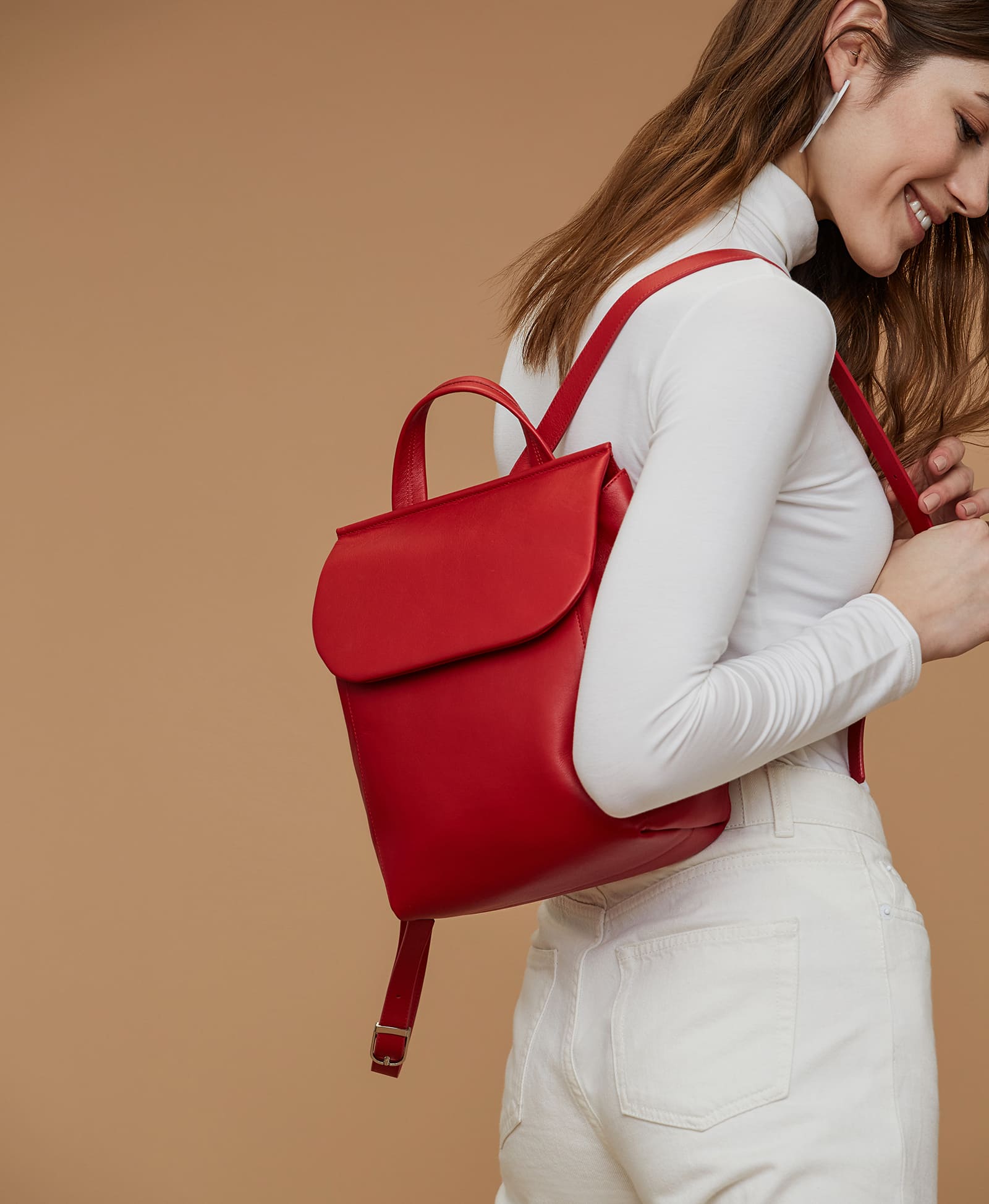 С чем носить красный рюкзак женский