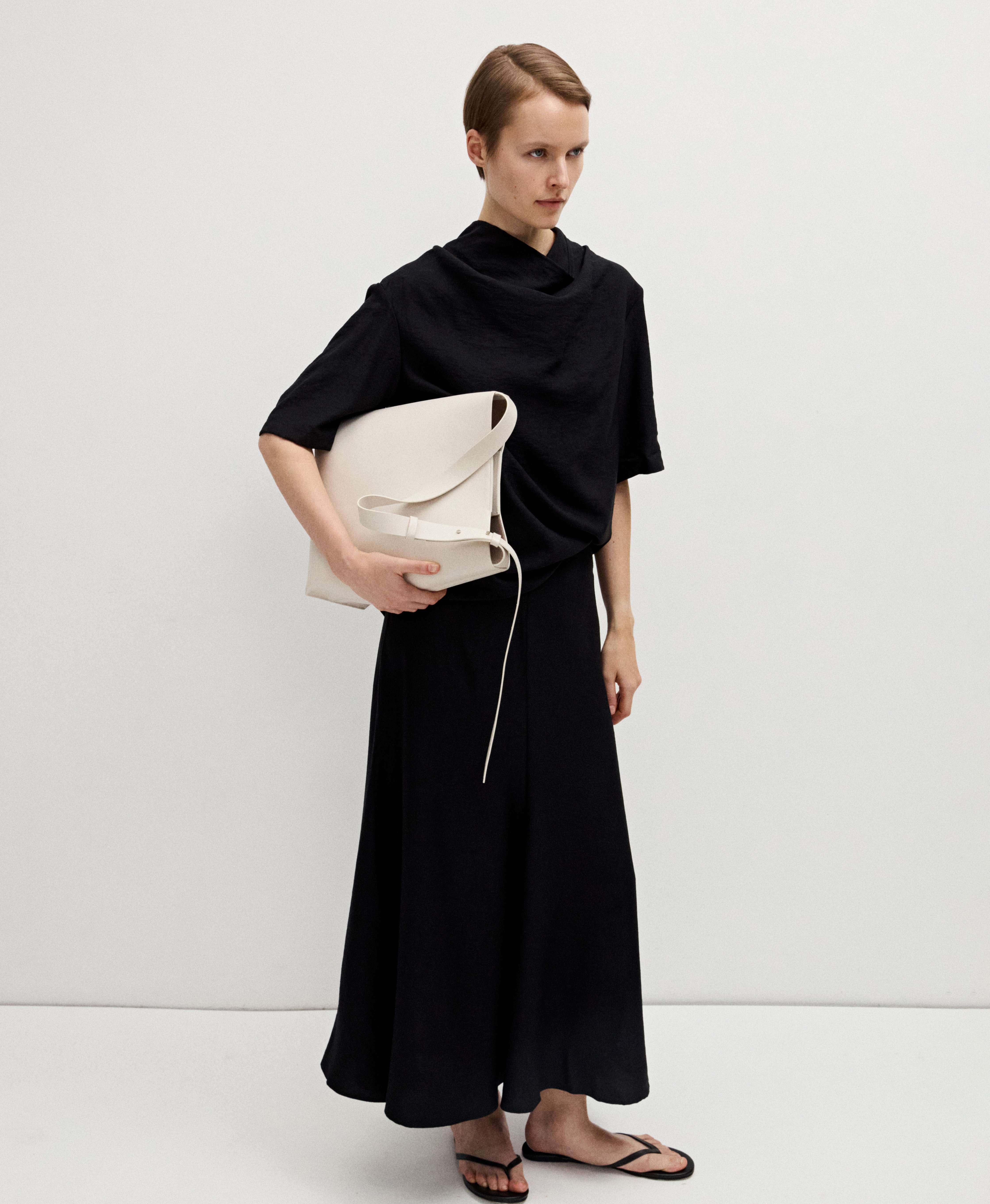 Сумка-тоут на широком ремне. Цвет: off white. Вид 6
