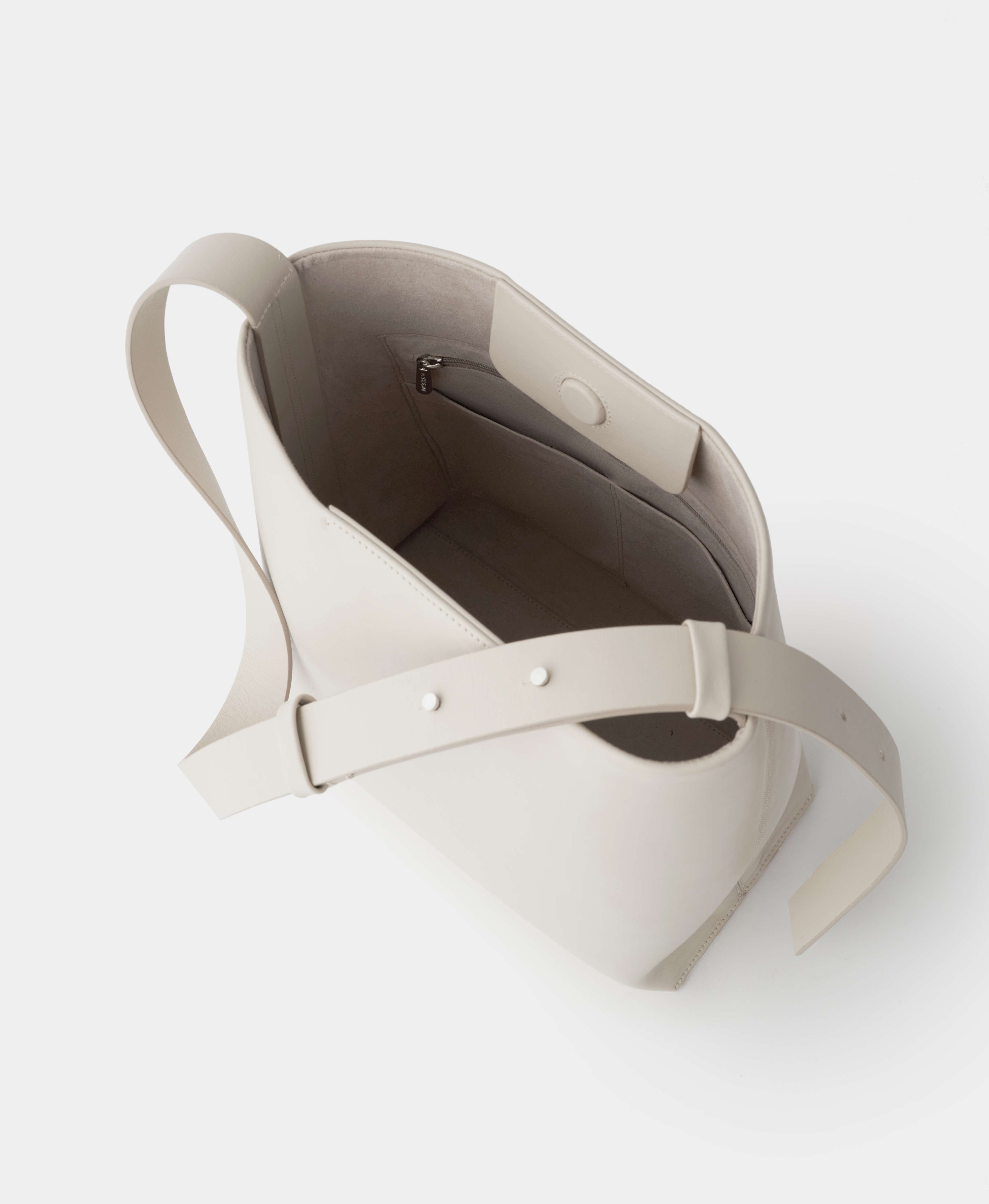 Сумка-тоут на широком ремне. Цвет: off white. Вид 5