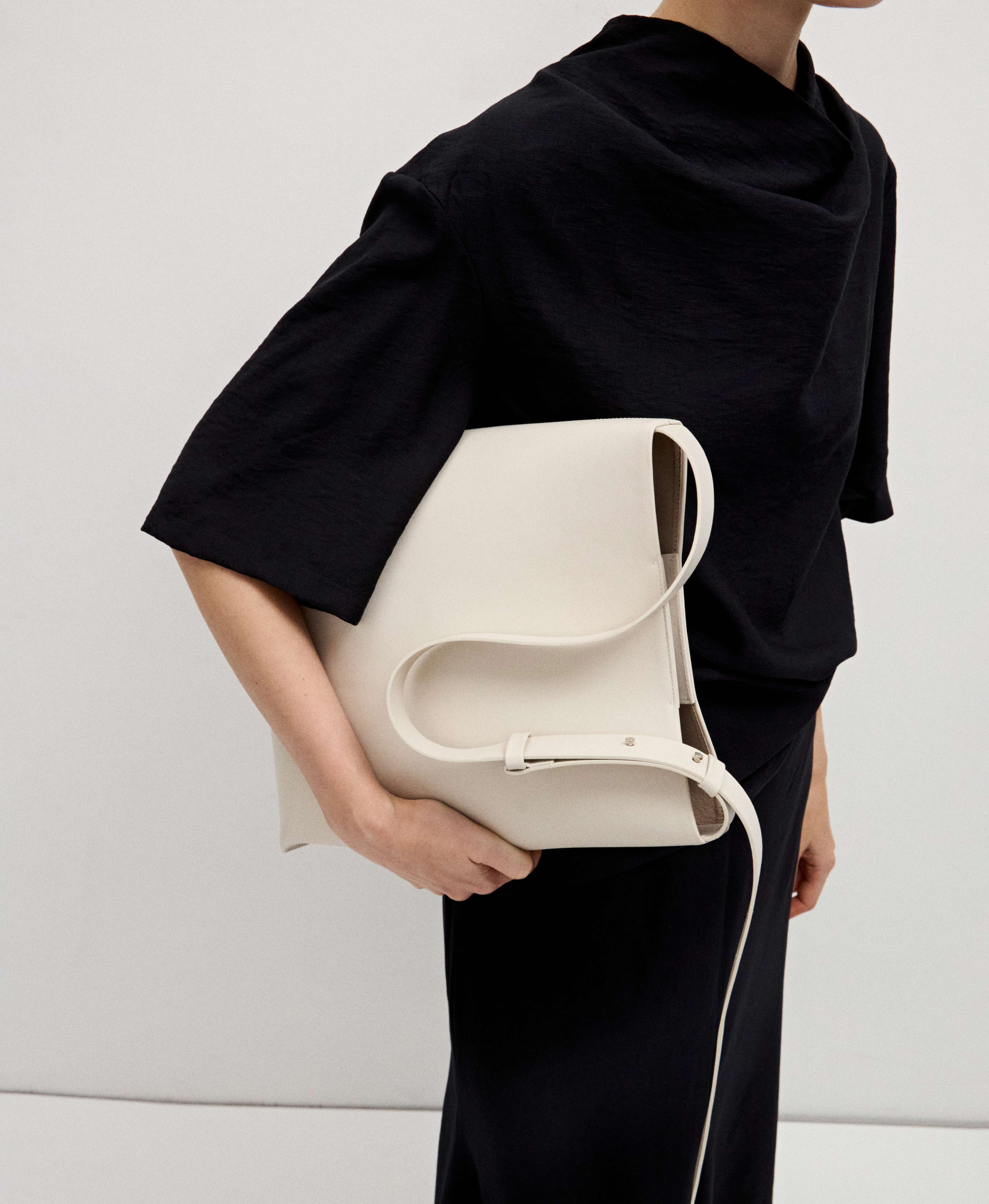 Сумка-тоут на широком ремне. Цвет: off white. Вид 3