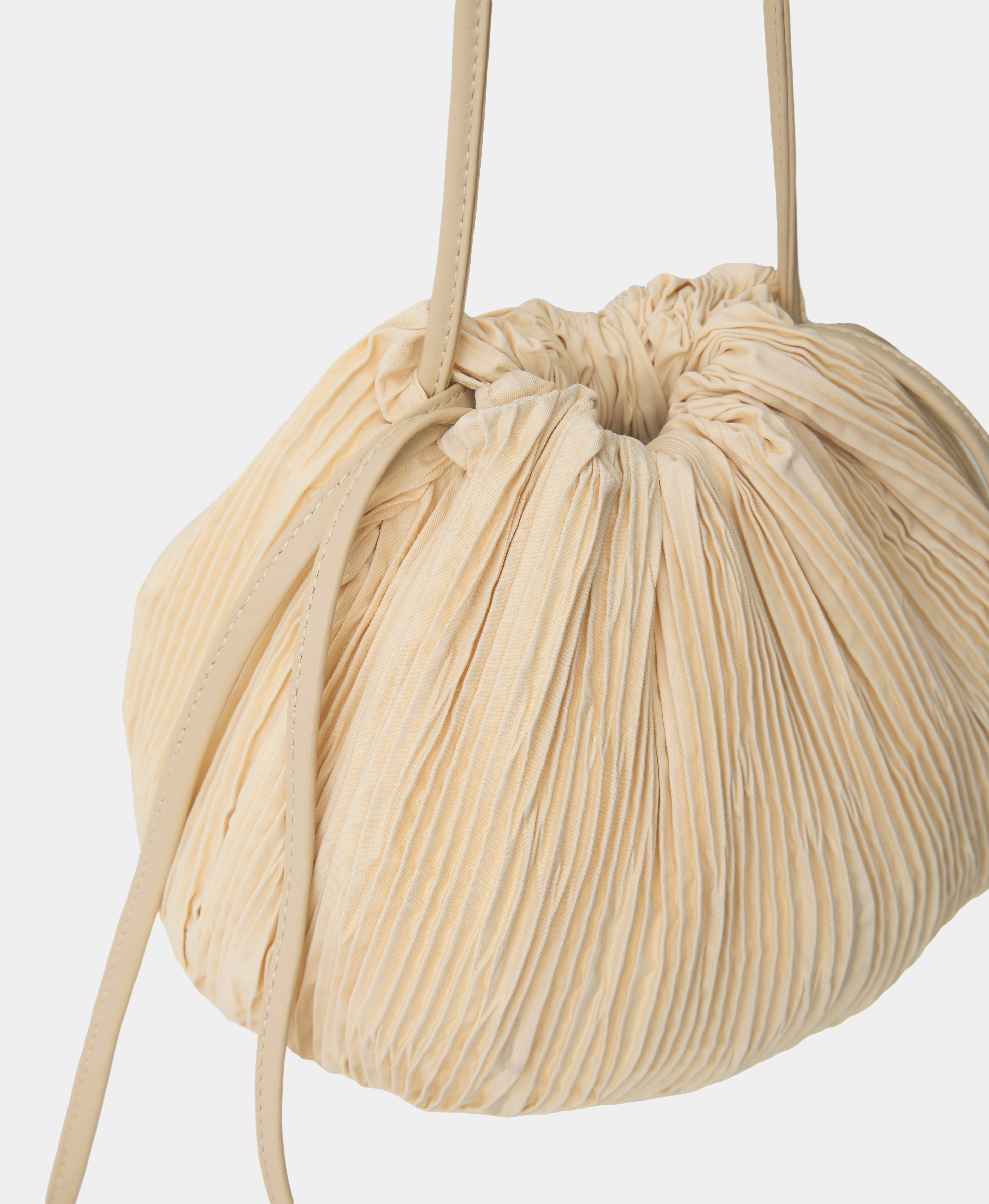 СУМКА КИСЕТ ИЗ ГОФРИРОВАННОГО ТЕКСТИЛЯ. Цвет: beige. Вид 8
