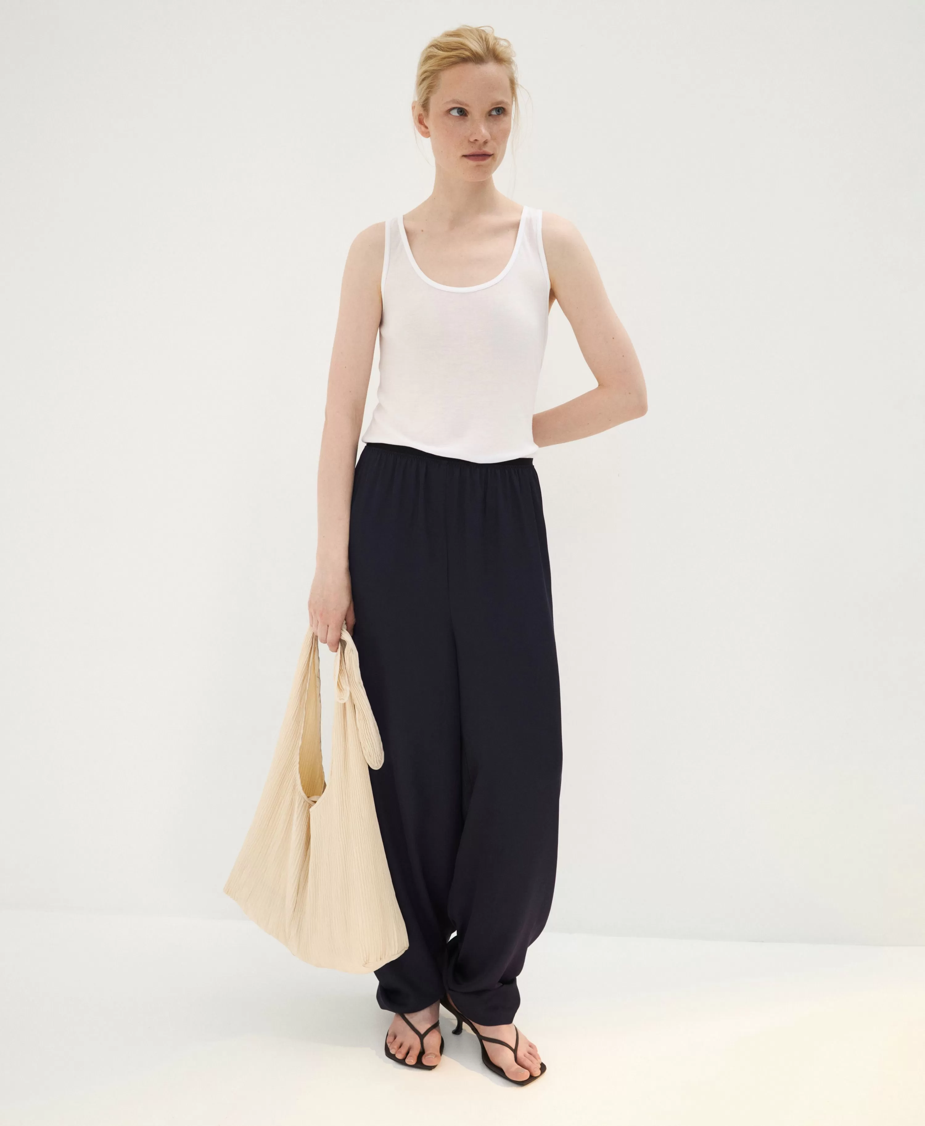 СУМКА ХОБО ИЗ ГОФРИРОВАННОГО ТЕКСТИЛЯ. Цвет: beige. Вид 6
