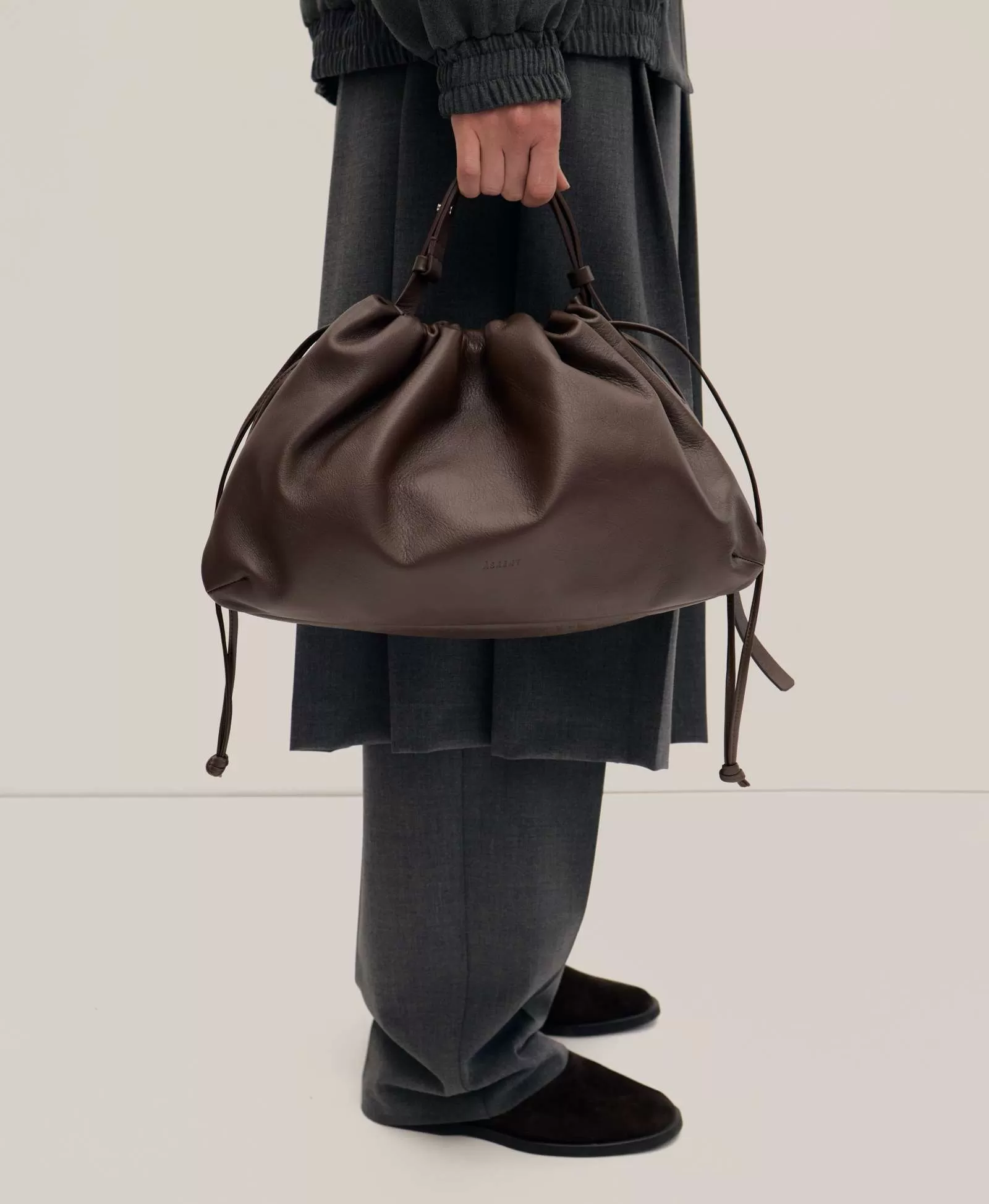 POUCH BAG / MAXI. Цвет: dark oak. Вид 3