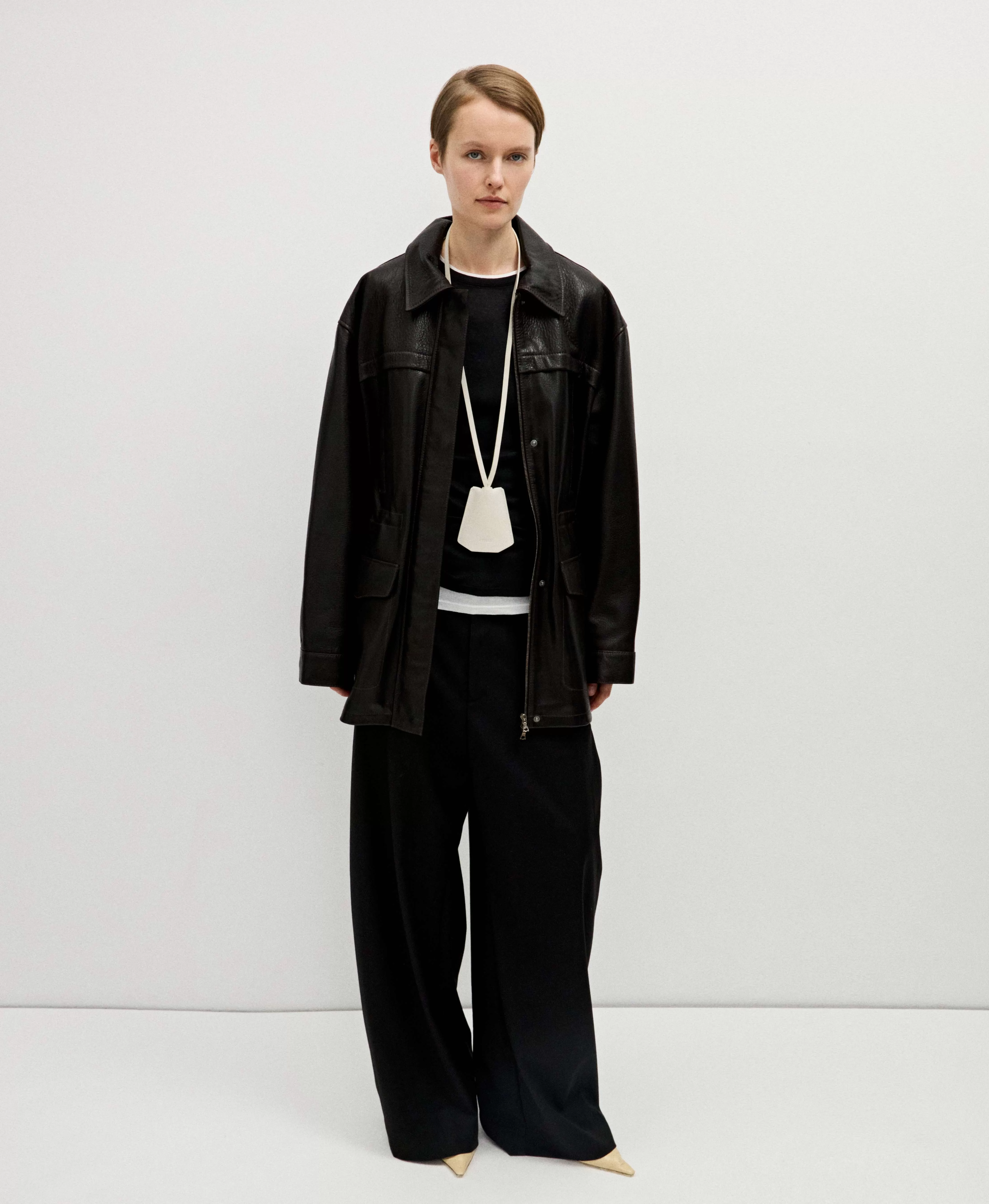 КЛЮЧНИЦА НА ДЛИННОМ РЕМНЕ. Цвет: off white. Вид 2