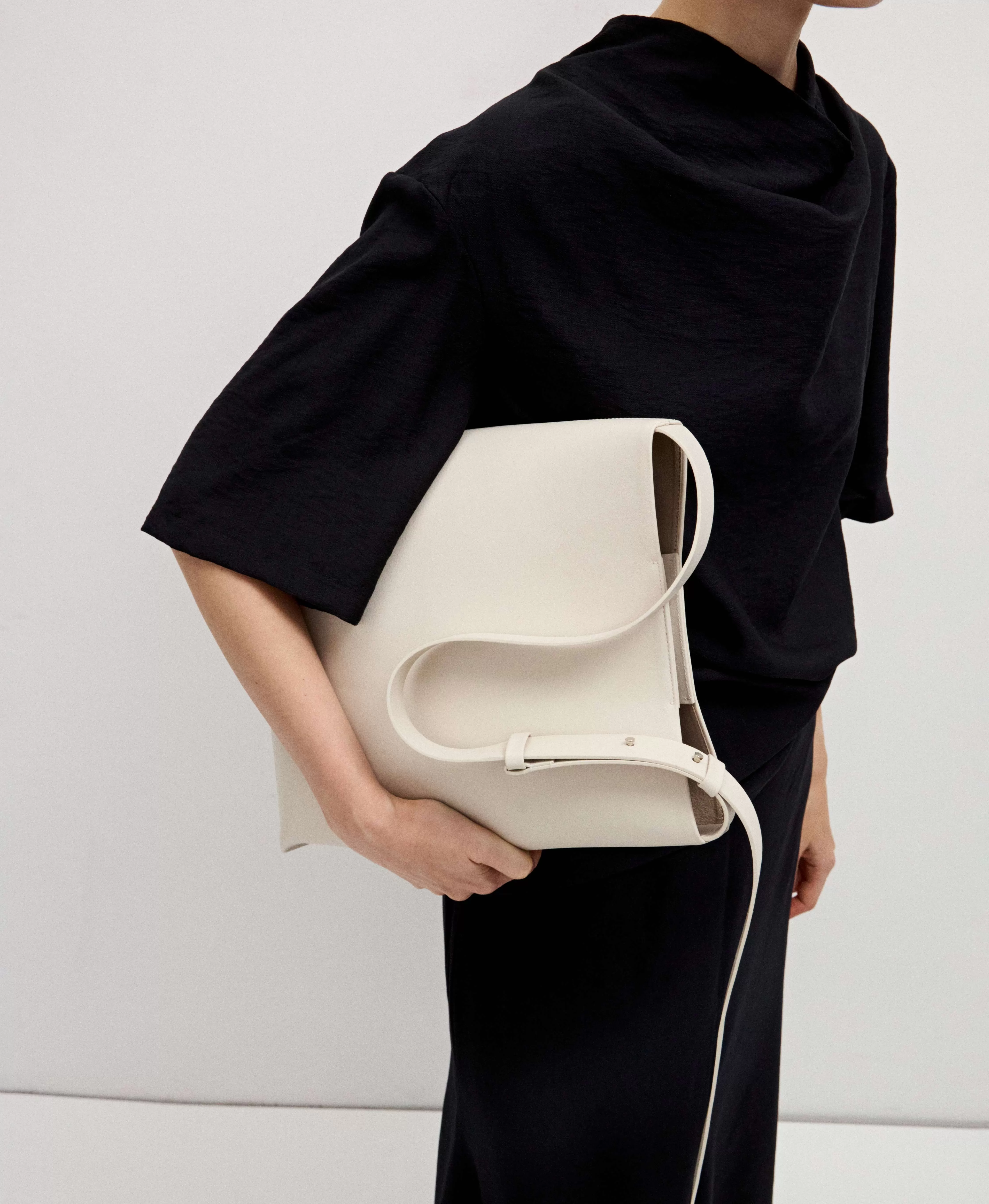 Сумка-тоут на широком ремне. Цвет: off white. Вид 3