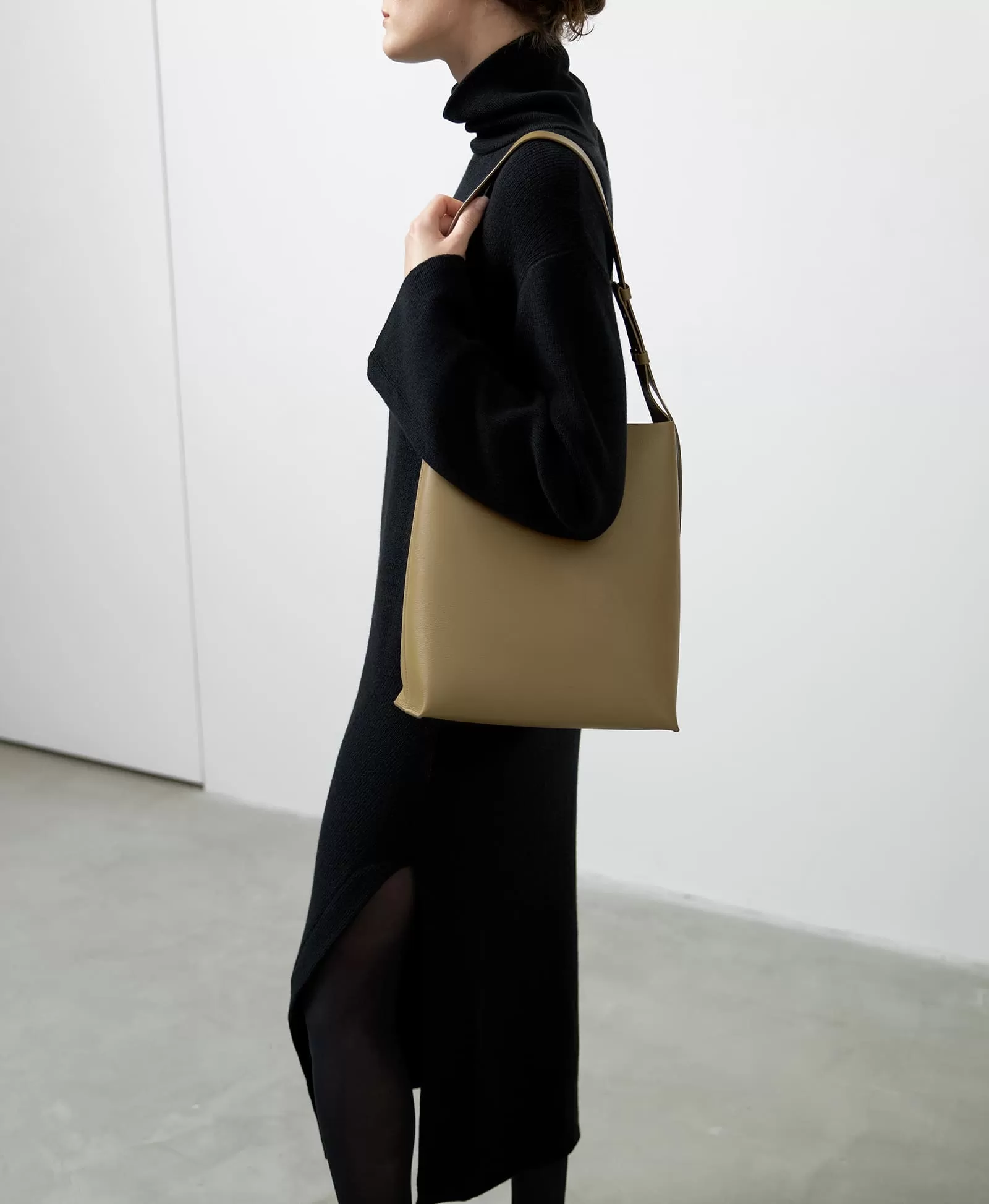 Сумка-тоут на широком ремне. Цвет: breen. Вид 2