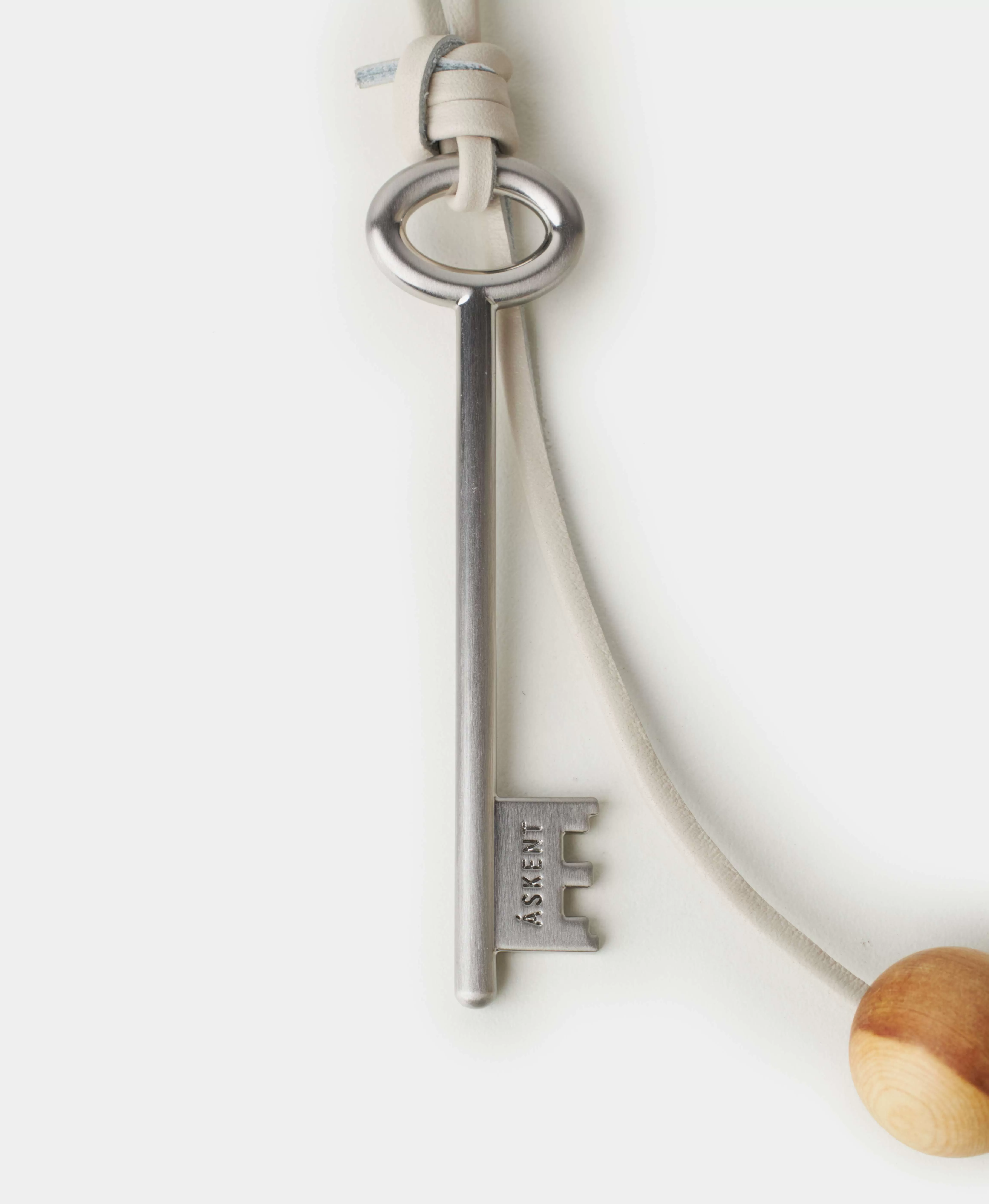 БРЕЛОК KEY. Цвет: off white. Вид 4