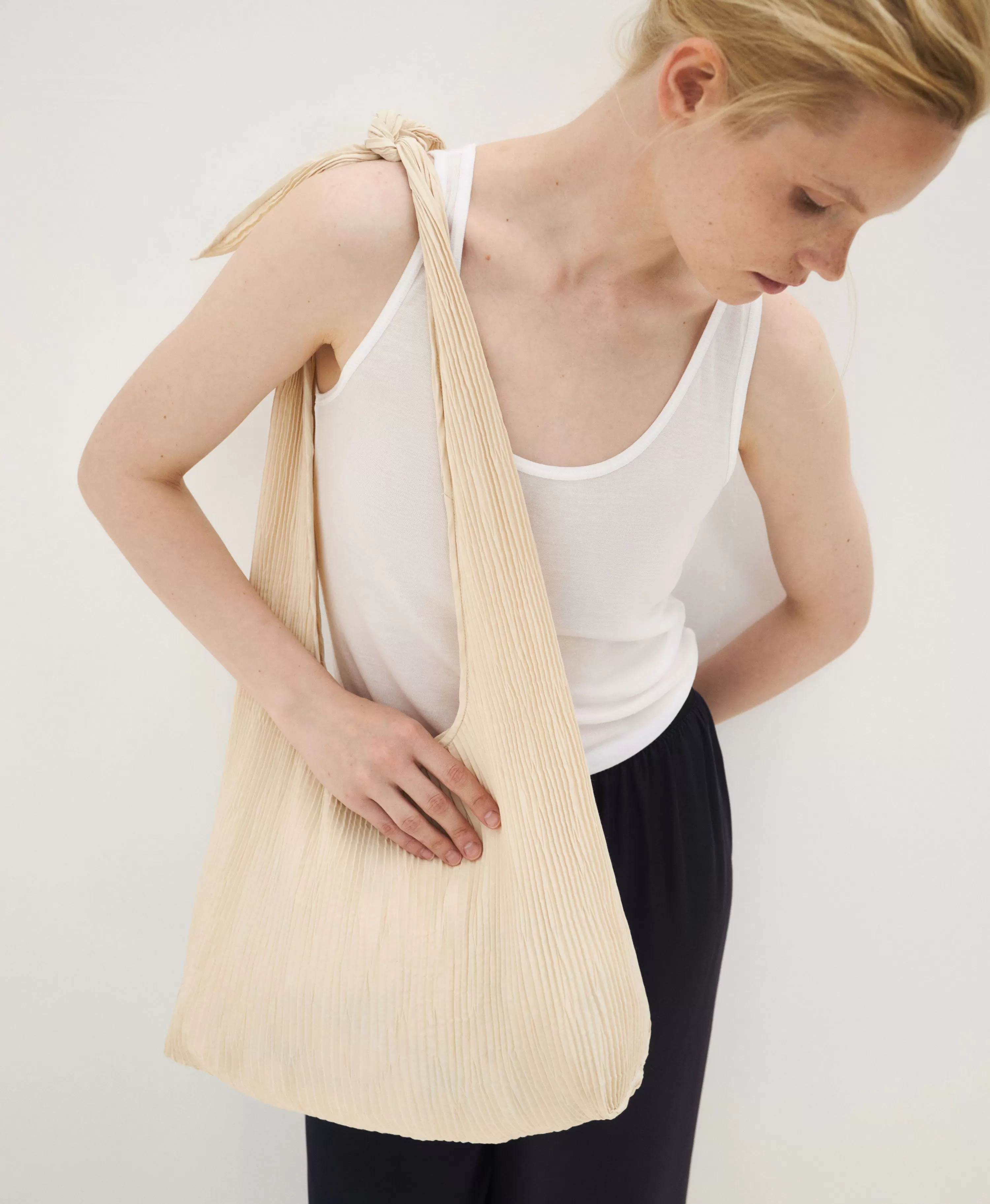 СУМКА ХОБО ИЗ ГОФРИРОВАННОГО ТЕКСТИЛЯ. Цвет: beige. Вид 3