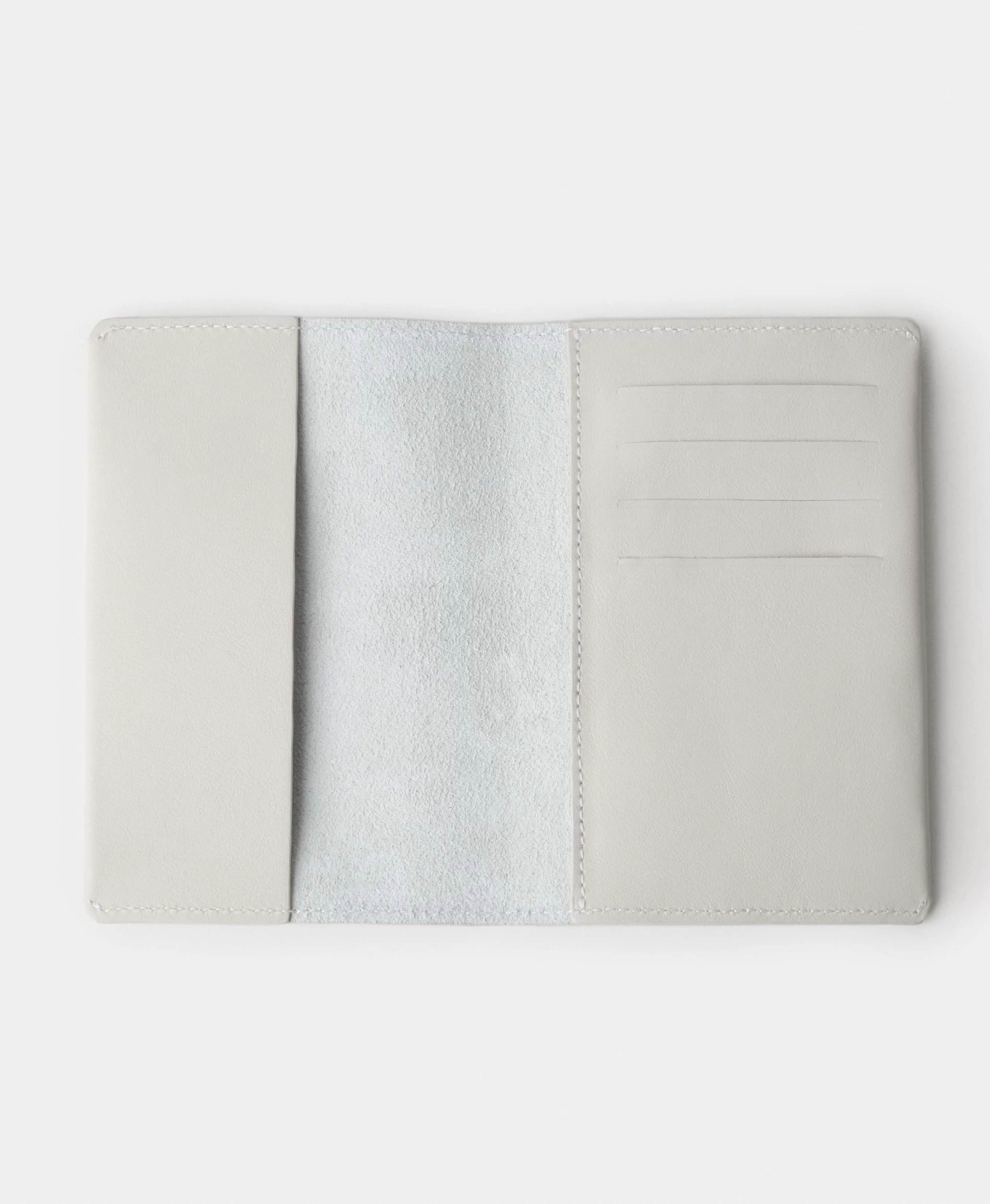 ОБЛОЖКА ДЛЯ ПАСПОРТА С ОТДЕЛЕНИЯМИ ДЛЯ КАРТ. Цвет: whisper white. Вид 2
